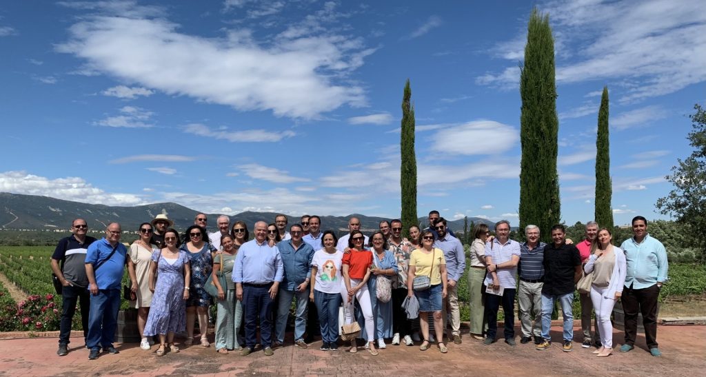 REVISTA ENÓLOGOS – EL CLUB DE VINO DE CIUDAD REAL – VIN TOUR - ASOCIACIÓN CULTURAL CLUB DE VINO DE CIUDAD REAL - JESÚS CARLOS CANTERO MUÑOZ - JESÚS ARANDA ARANDA - VÍCTOR FERNÁNDEZ ESPINOSA - JOSÉ MARÍA ALÍA ROBLEDO - JOSÉ ALBADALEJO PÉREZ - JOSÉ LIZCANO PLAZA - ROSA CAMACHO MORA, ENRIQUE VELASCO SÁNCHEZ - ANA ELISA DE LA FLOR DÍAZ - JOSÉ MARÍA ALÍA - JOSÉ ALBADALEJO - GRADO DE ENOLOGÍA DE LA UCLM - ENRIQUE VELASCO - JESÚS CARLOS CANTERO - FÁTIMA DE LA FLOR - SUMILLERES PROFESIONALES - ANTIGUO CASINO DE CIUDAD REAL