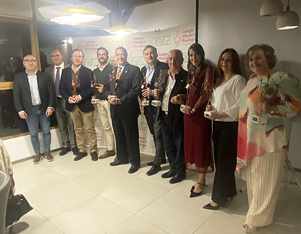 La jornada sirvió para reconocer la labor de profesionales que han contribuido al desarrollo del sector vitivinícola y para reivindicar la importancia de la figura del enólogo y la lucha contra el intrusismo en la región.