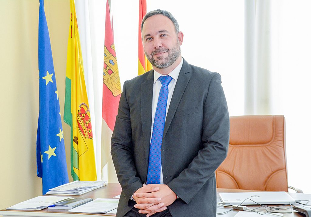 REVISTA ENÓLOGOS – SOCUÉLLAMOS - AZORA – FONDO DE INVERSIÓN – GESTORA DE CAPITAL RIESGO – MANZANARES – TOMELLOSO – JAVIER NAVARRO – JULIÁN DELGADO – VOX – CONCHI ARENAS – PARTIDO POPULAR – PP – PSOE – PARTIDOS SOCIALISTA OBRERO ESPAÑOL -CONCHA OSÁCAR – FERNANDO GUMUZIO