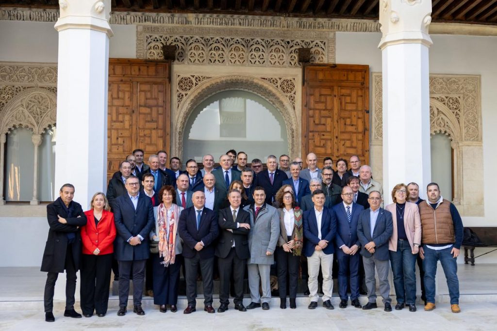 REVISTA ENÓLOGOS – JULIÁN MARTÍNEZ LIZÁN – ORGANIZACIÓN INTERPROFESIONAL DE CASTILLA-LA MANCHA – OIVCLM –EMILIANO GARCÍA-PAGE – TOLEDO – PALACIO DE FUENSALIDA