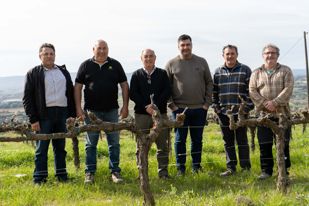 ASOCIACIÓN DE VITICULTORES DEL PENEDÈS – DO CAVA – VILAFRANCA DEL PENEDÈS – REVISTA ENÓLOGOS - TITULAR: JOAN COLOMER FORTUNY (LLORENÇ DEL PENEDÈS)
SUPLENTE: JOSEP ANTON VENDRELL INGLÉS (SUBIRATS)
